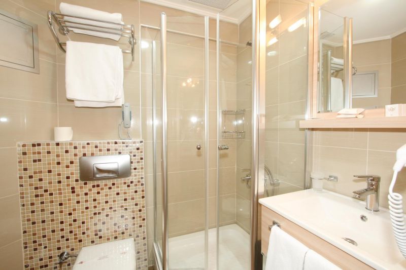 Q Hotel Old City 3*