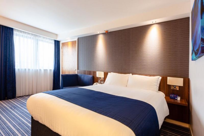 Holiday Inn Express Edinburgh Airport 3*
