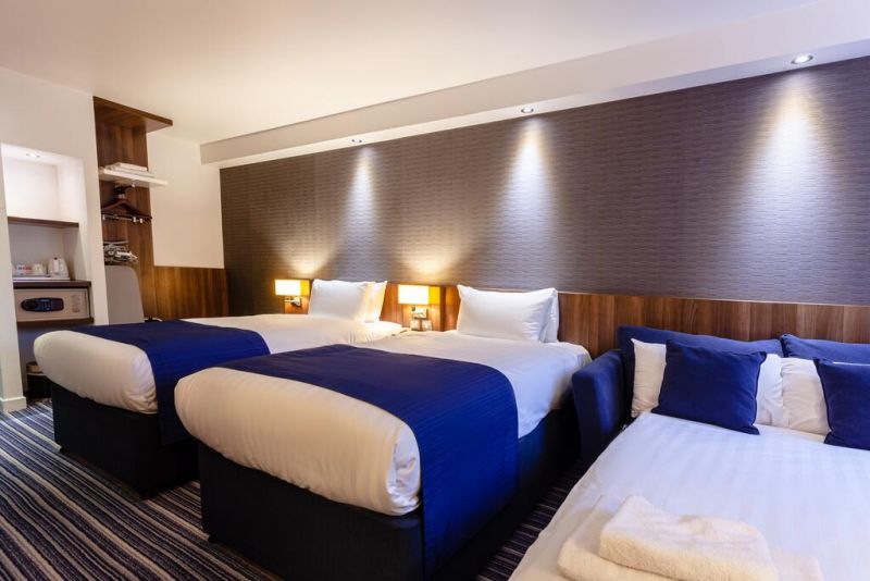 Holiday Inn Express Edinburgh Airport 3*