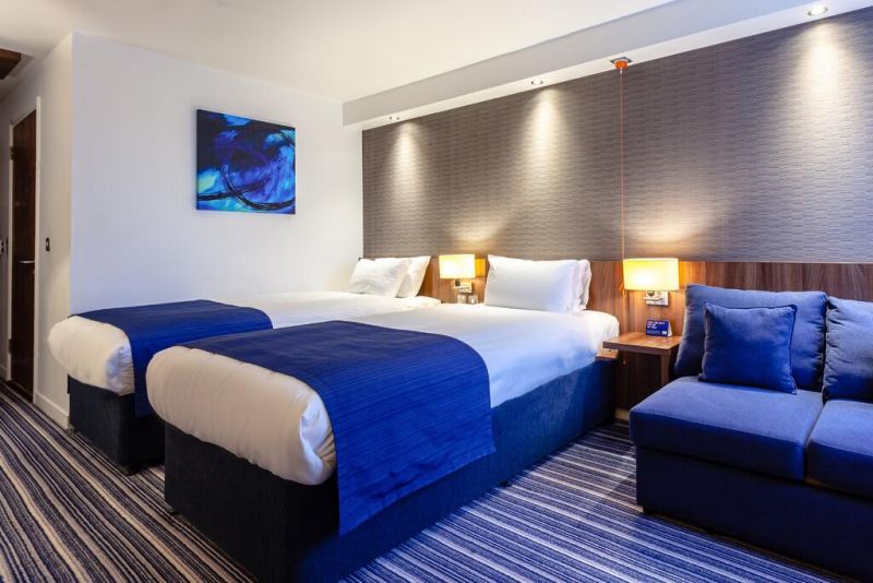 Holiday Inn Express Edinburgh Airport 3*