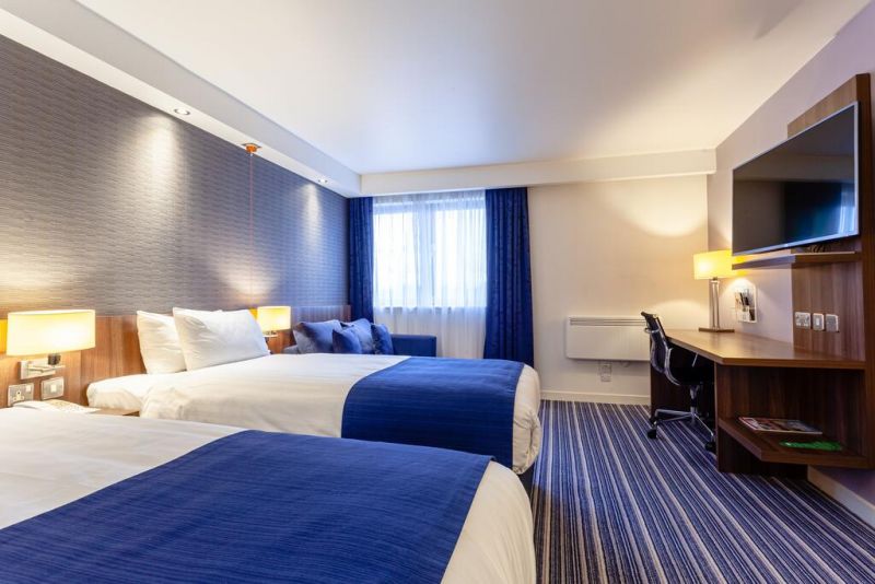 Holiday Inn Express Edinburgh Airport 3*
