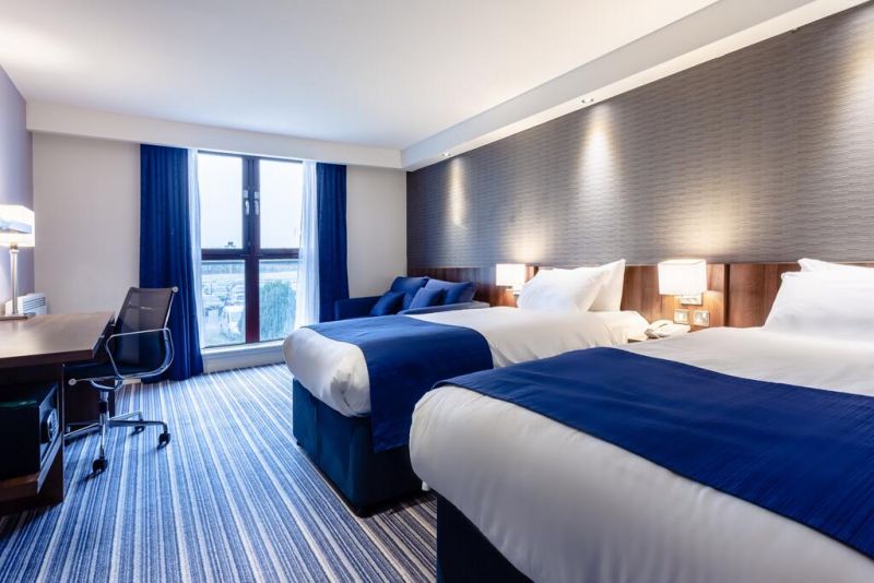 Holiday Inn Express Edinburgh Airport 3*