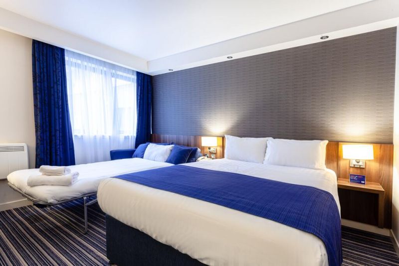 Holiday Inn Express Edinburgh Airport 3*
