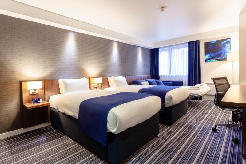 Holiday Inn Express Edinburgh Airport 3*