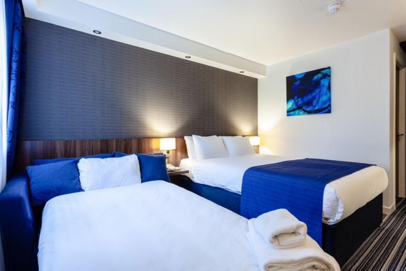 Holiday Inn Express Edinburgh Airport 3*