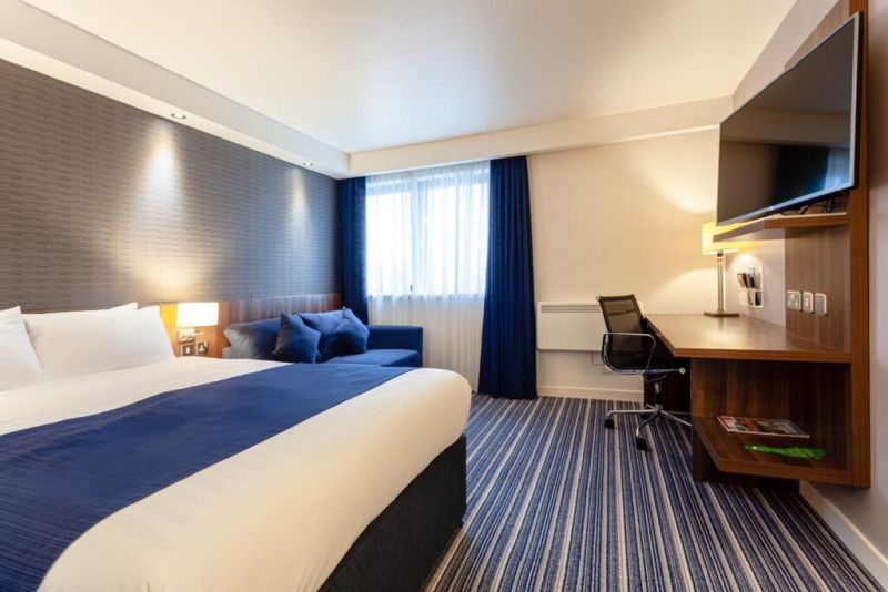 Holiday Inn Express Edinburgh Airport 3*