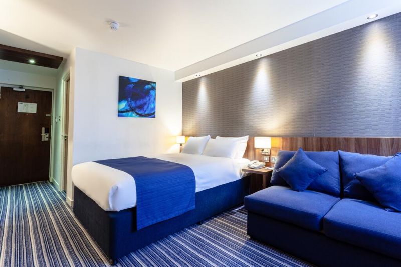Holiday Inn Express Edinburgh Airport 3*