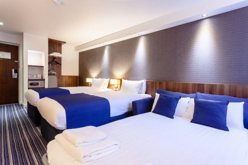 Holiday Inn Express Edinburgh Airport 3*