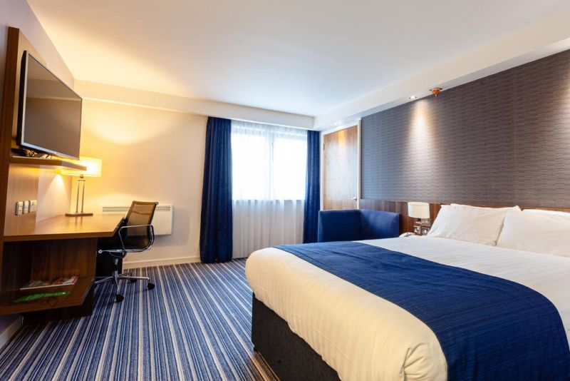 Holiday Inn Express Edinburgh Airport 3*