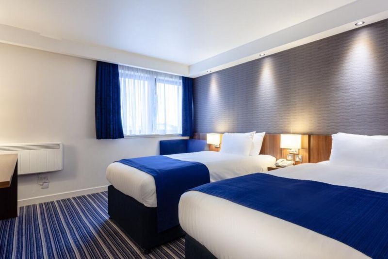 Holiday Inn Express Edinburgh Airport 3*