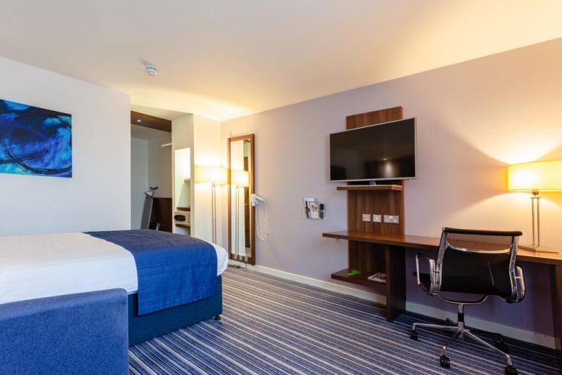 Holiday Inn Express Edinburgh Airport 3*