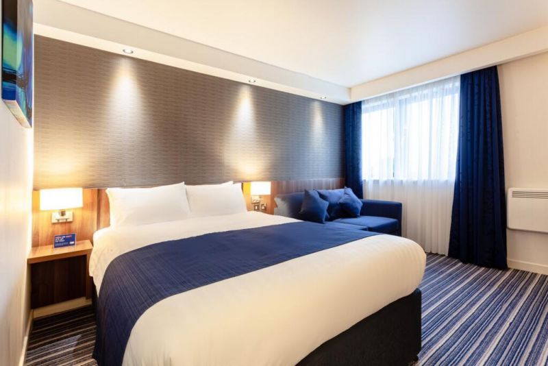 Holiday Inn Express Edinburgh Airport 3*