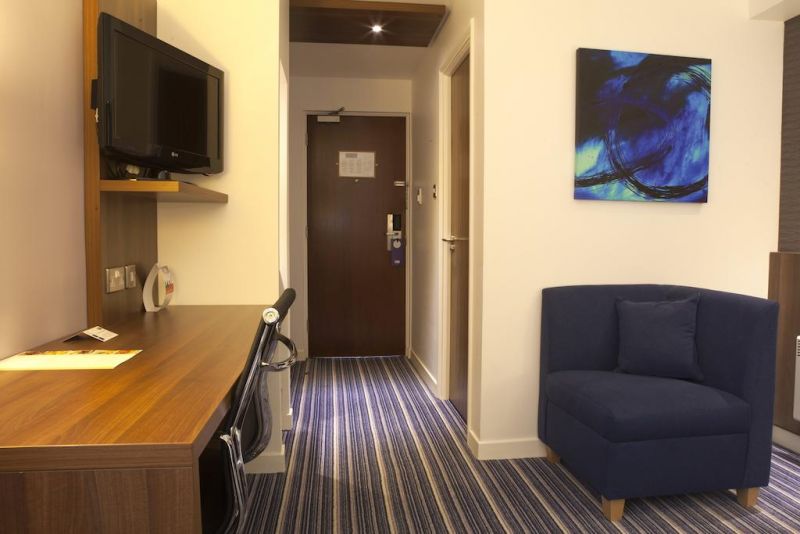 Holiday Inn Express Edinburgh Airport 3*