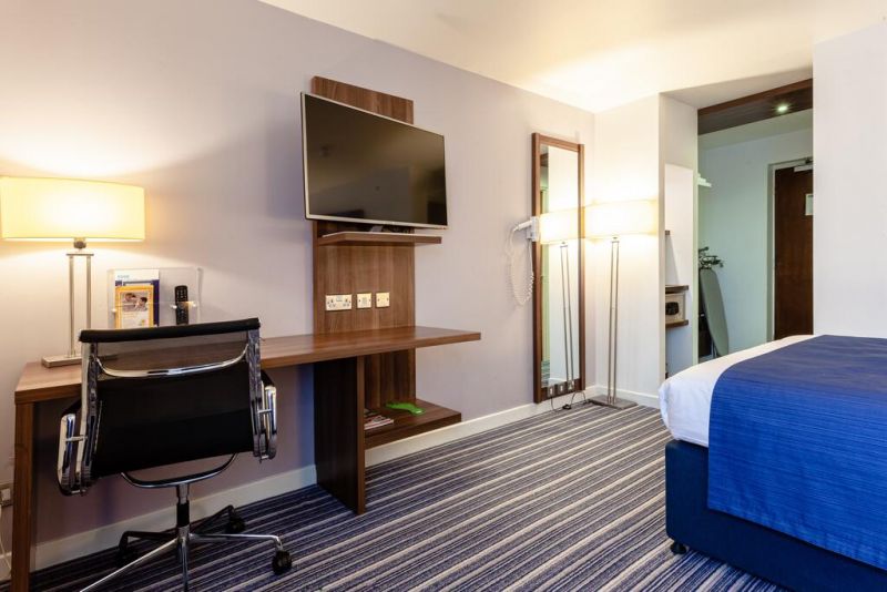 Holiday Inn Express Edinburgh Airport 3*