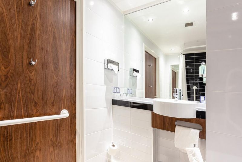 Holiday Inn Express Edinburgh Airport 3*