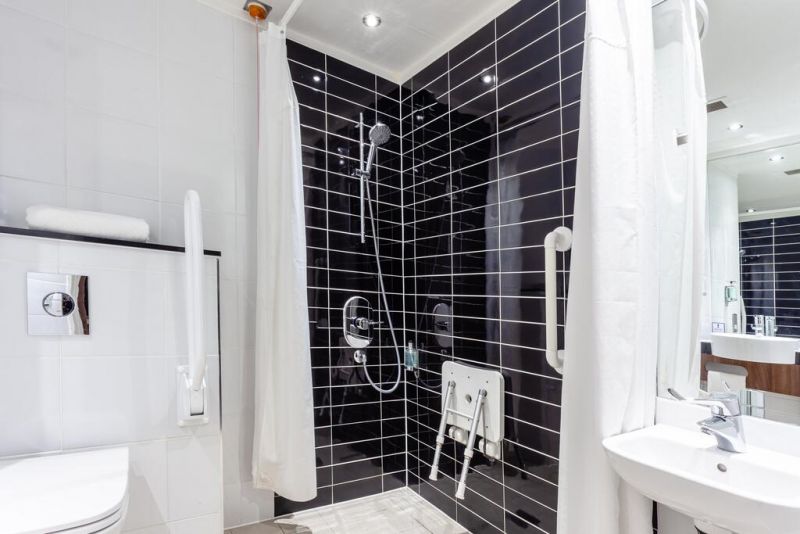 Holiday Inn Express Edinburgh Airport 3*