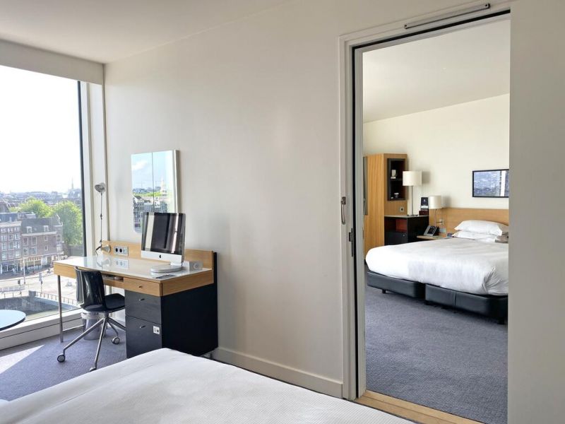 Hilton Amsterdam Central Station 4*