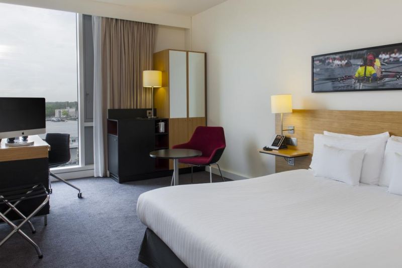 Hilton Amsterdam Central Station 4*