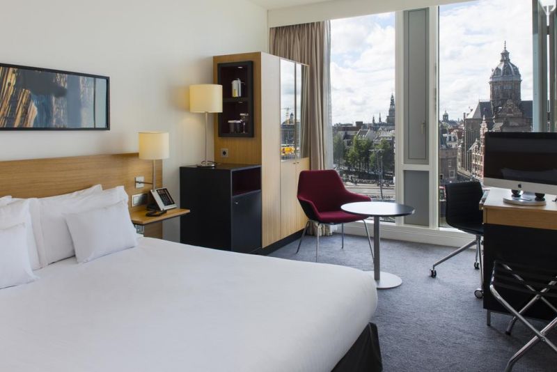 Hilton Amsterdam Central Station 4*