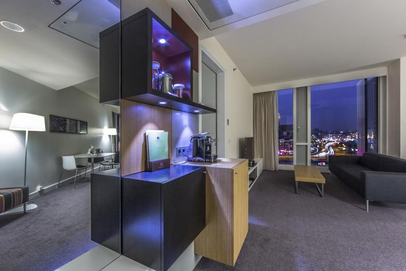 Hilton Amsterdam Central Station 4*