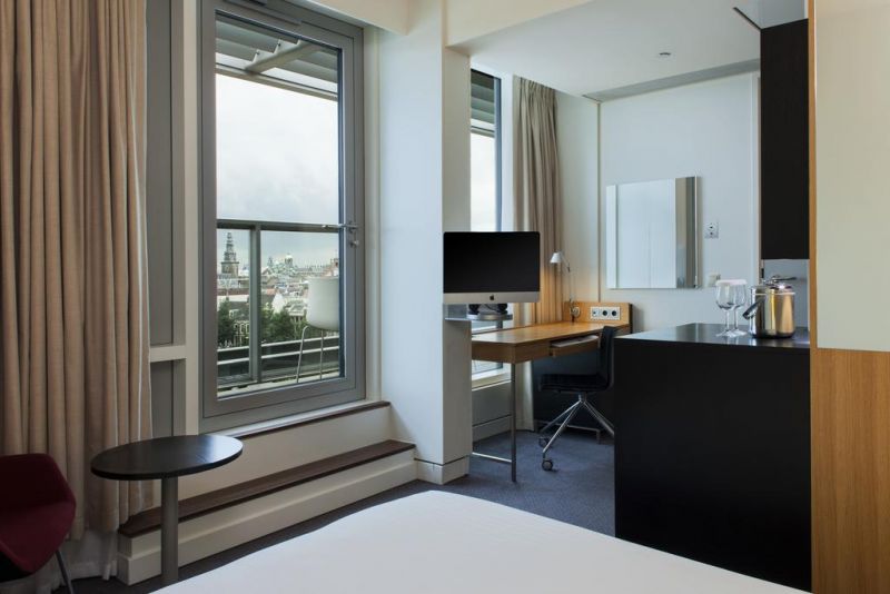 Hilton Amsterdam Central Station 4*