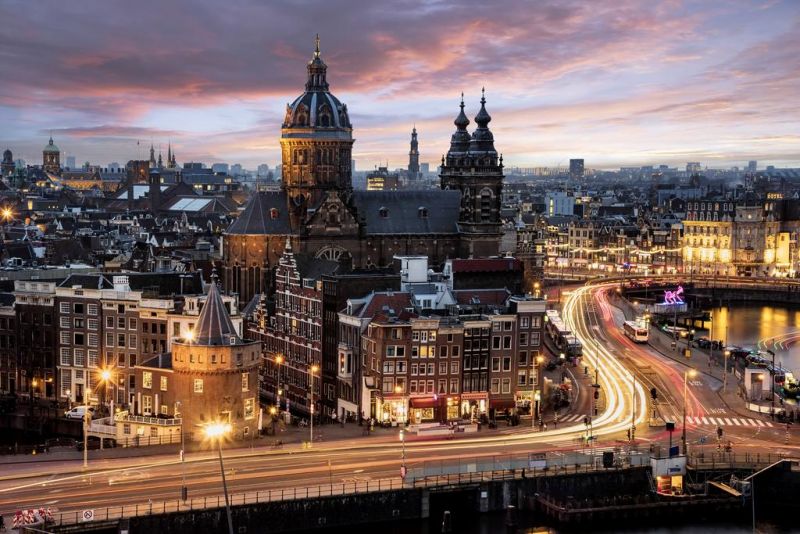 Hilton Amsterdam Central Station 4*