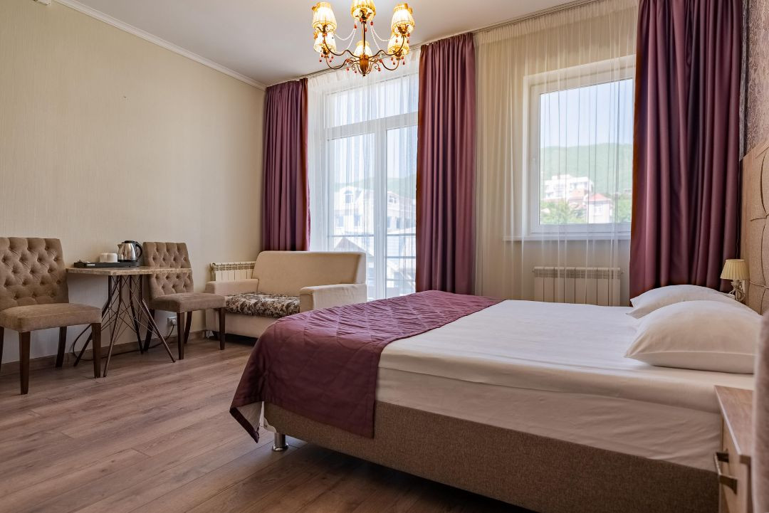 КОМПАС МАГНОЛИЯ ГЕЛЕНДЖИК 3*