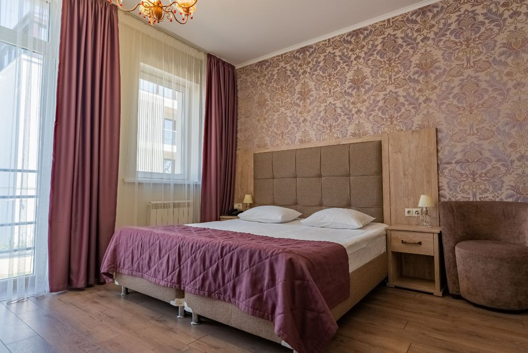 КОМПАС МАГНОЛИЯ ГЕЛЕНДЖИК 3*