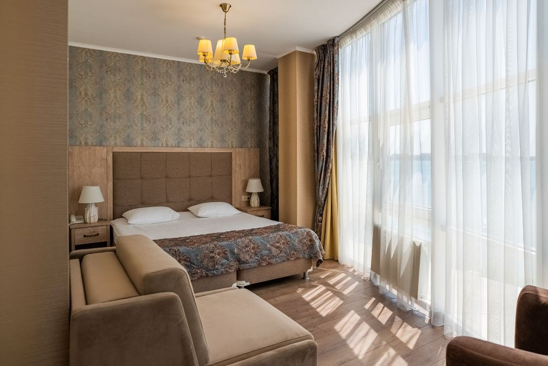 КОМПАС МАГНОЛИЯ ГЕЛЕНДЖИК 3*