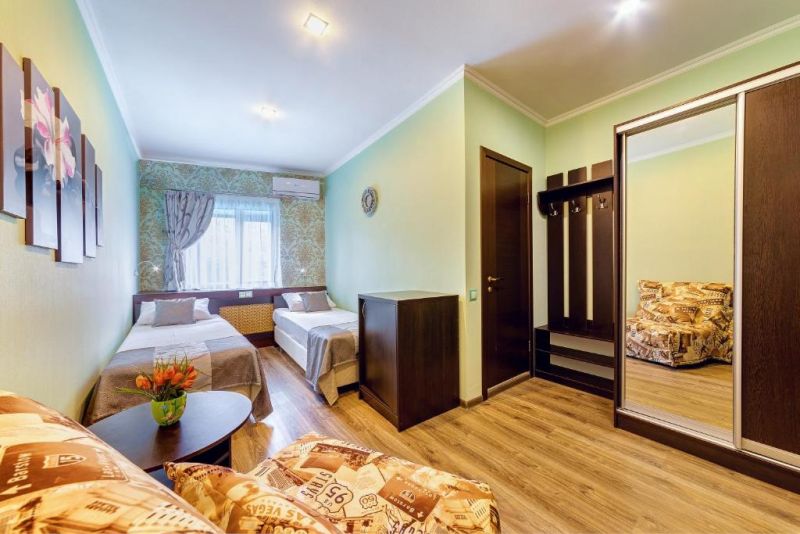 ЛЮДМИЛА ГЕЛЕНДЖИК 3*