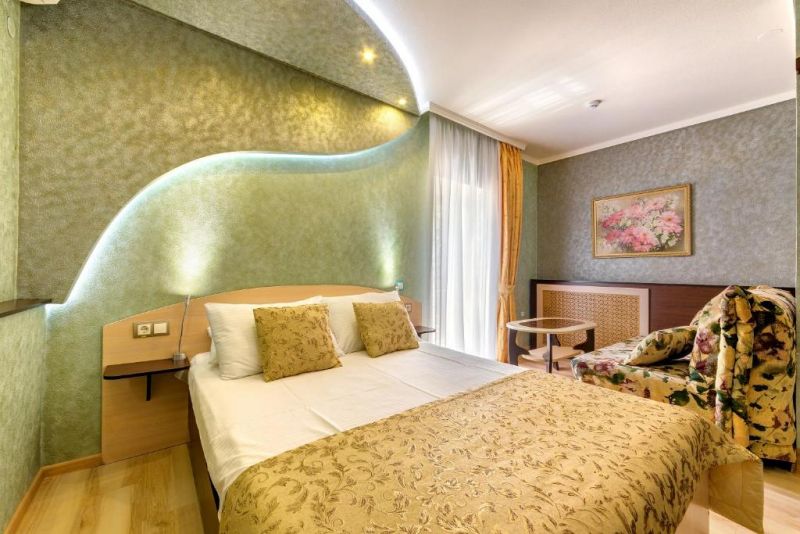 ЛЮДМИЛА ГЕЛЕНДЖИК 3*