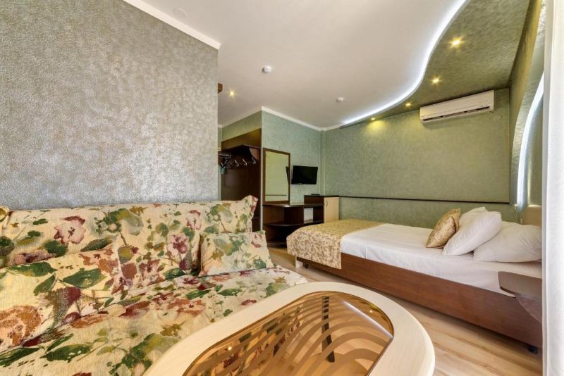 ЛЮДМИЛА ГЕЛЕНДЖИК 3*