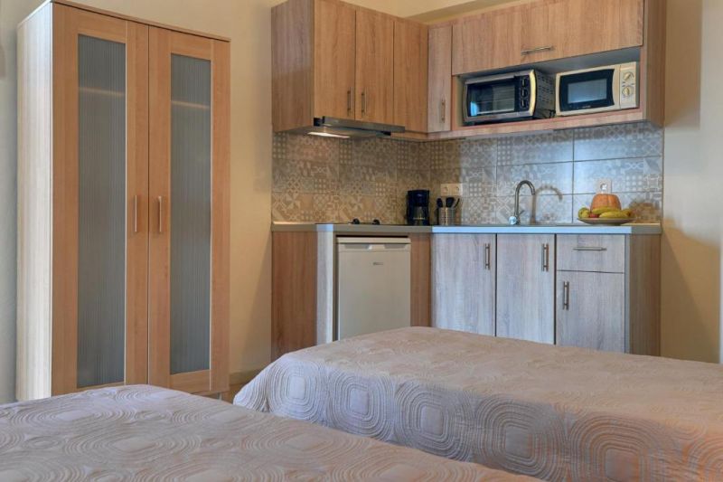 Captains Apartments 2*