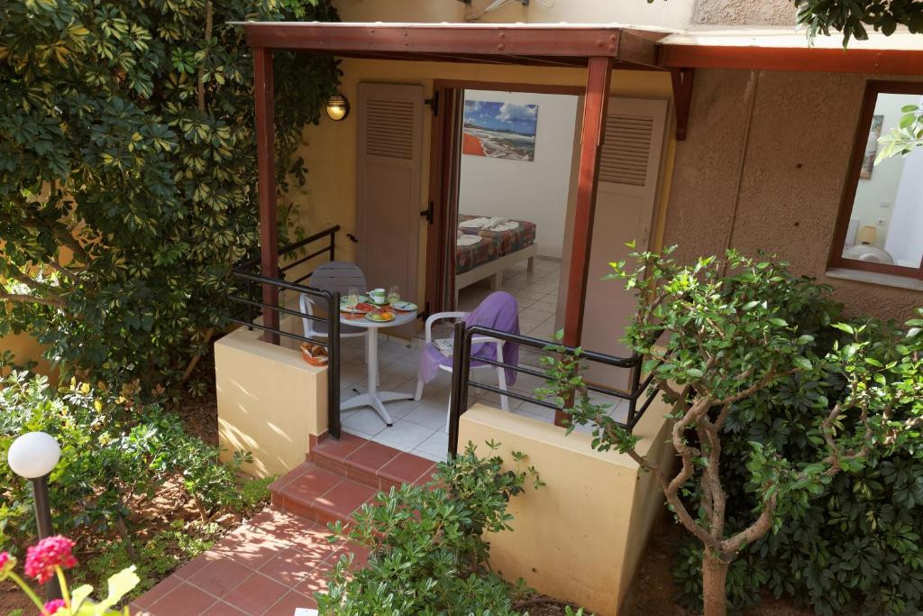 Latania Studios & Apartments 3*