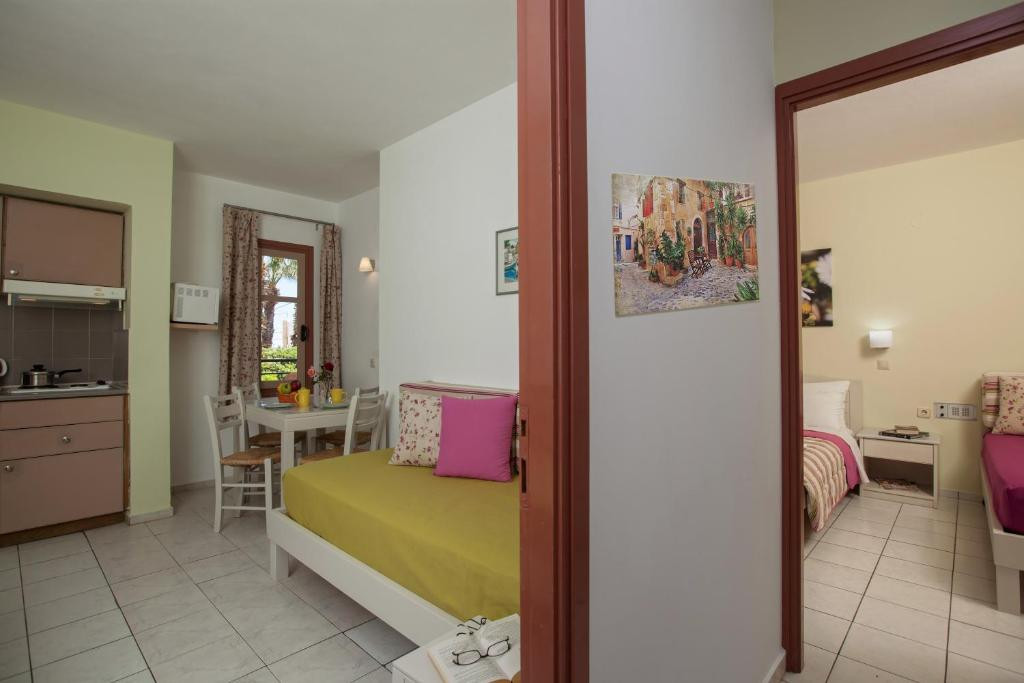 Latania Studios & Apartments 3*