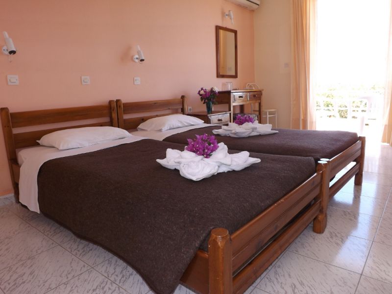 Leonidas Hotel & Studios 2*