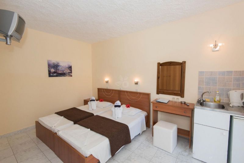 Leonidas Hotel & Studios 2*