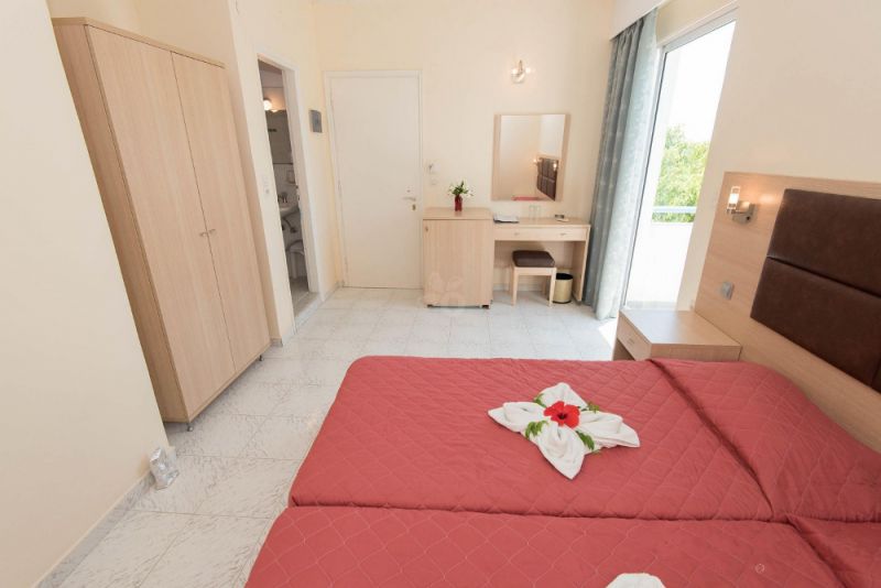 Leonidas Hotel & Studios 2*