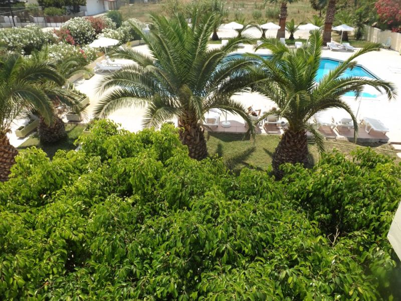 Leonidas Hotel & Studios 2*