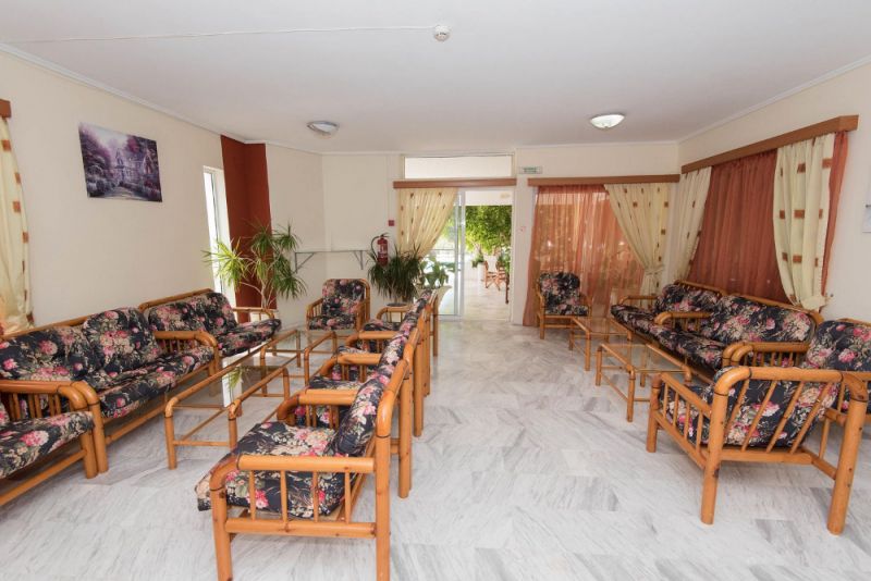 Leonidas Hotel & Studios 2*