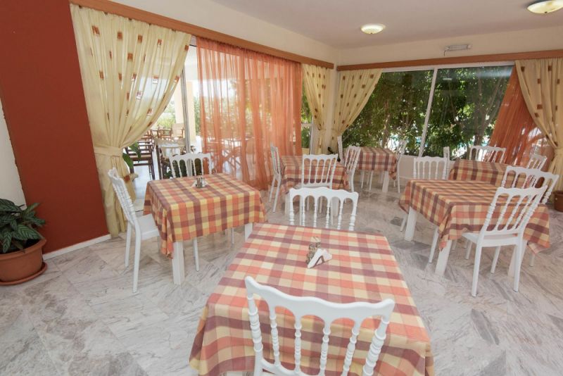 Leonidas Hotel & Studios 2*