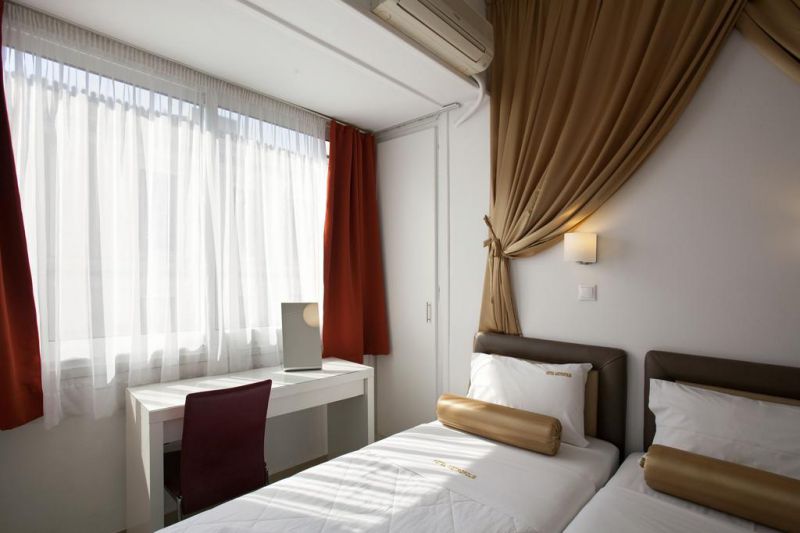 Metropolis Hotel 2*