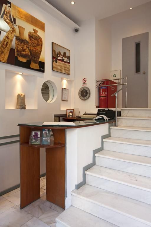 Metropolis Hotel 2*