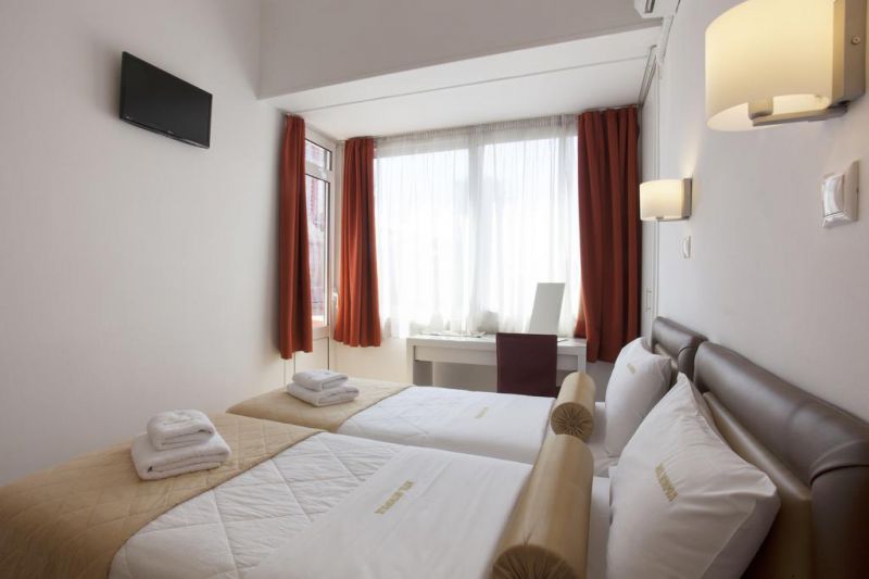 Metropolis Hotel 2*