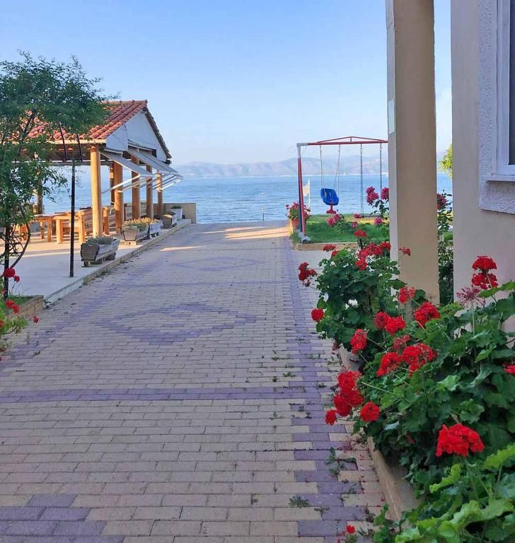 Seafront Apt 2*