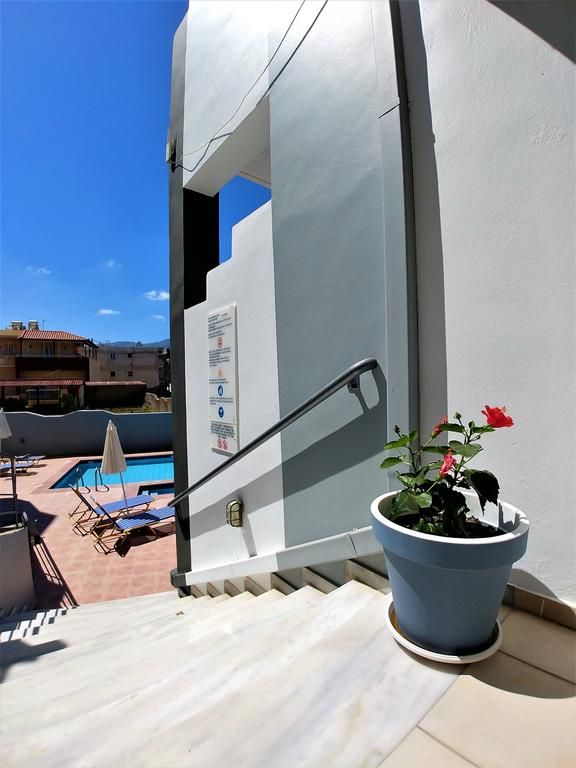 Yacinthos Hotel Apartments 2*