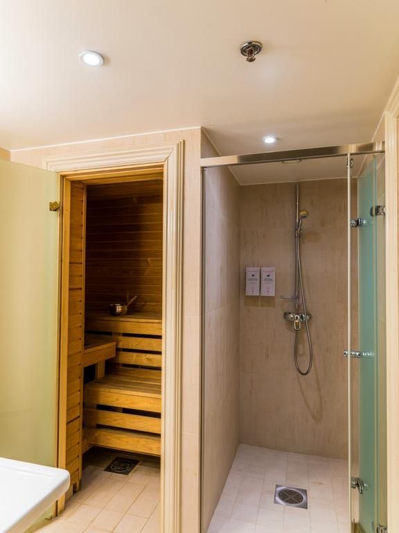 Cru Hotel 4*
