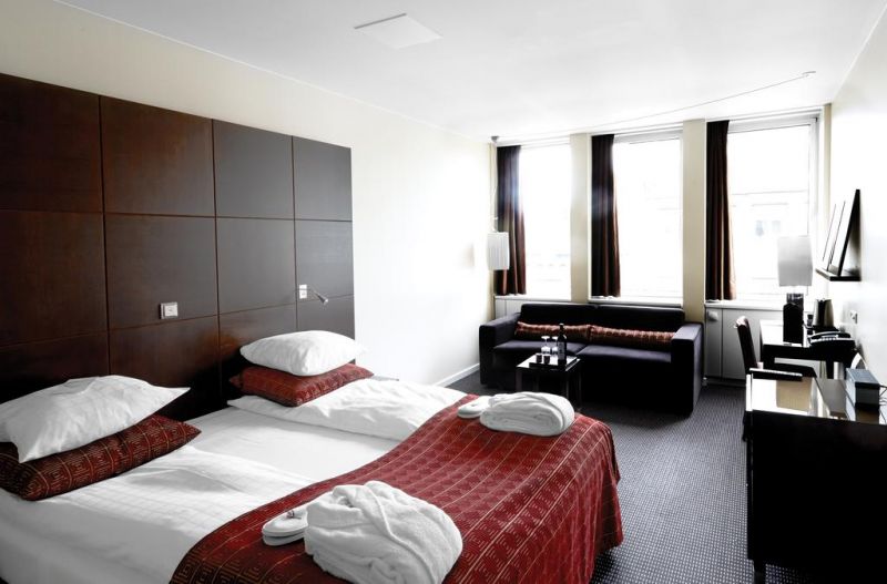 The Square 4*