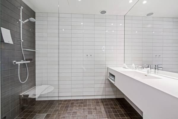 Clarion Hotel The Edge 4*