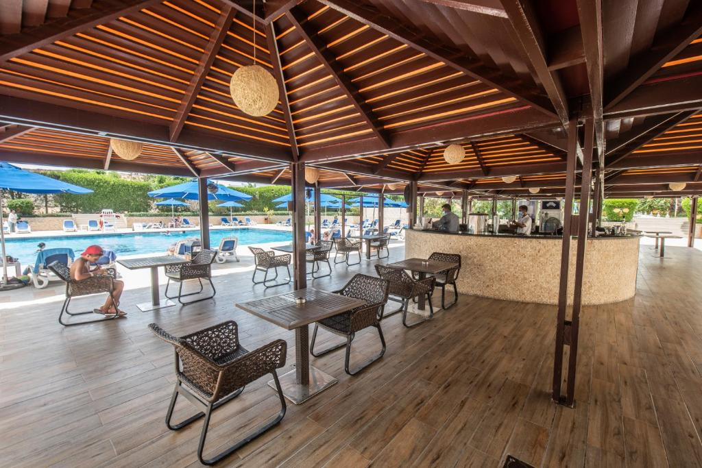 Bm Beach Hotel 4*